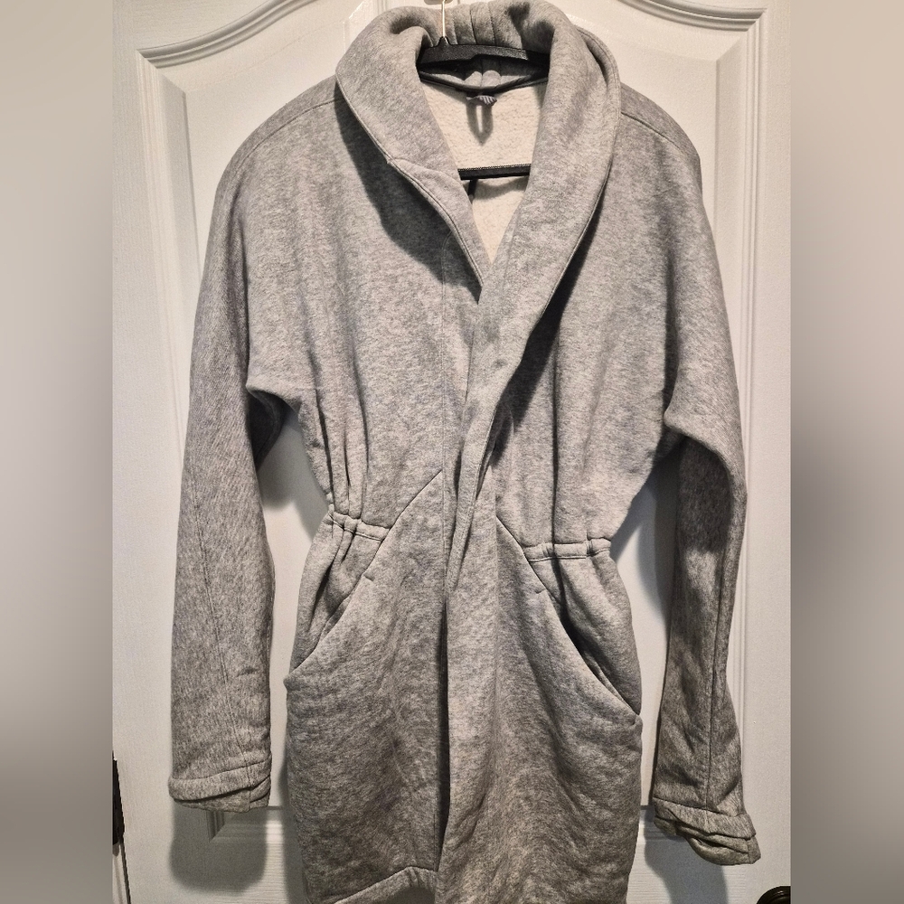 Lululemon Cozy Gray Women's Jacket Partialy Cinched And Wrap With Pockets